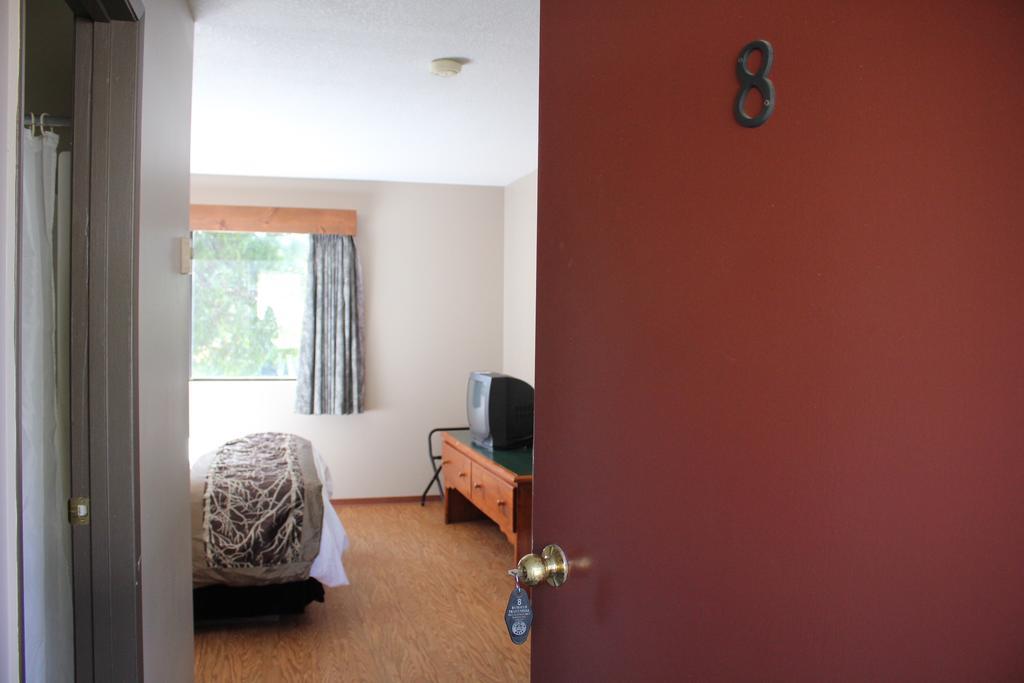The Bamfield Motel Salmon Beach 外观 照片
